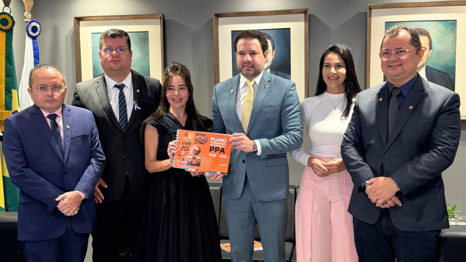 grupo de pessoas posa para a foto